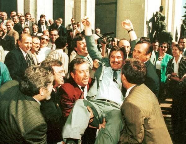 Дивіться, як приймали Конституцію України 25 років тому: історичні фото